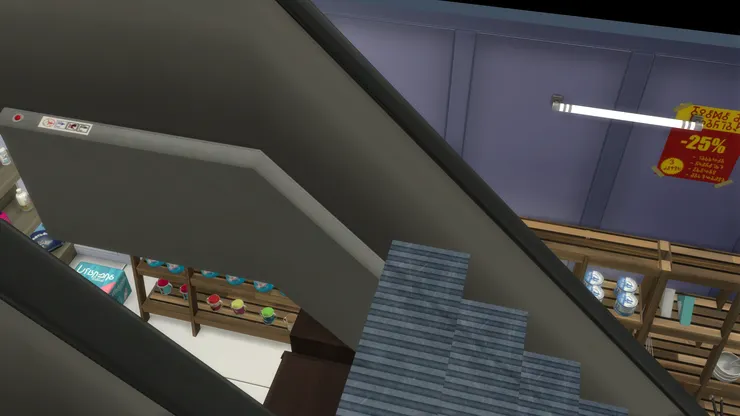 使用扶手梯時要小心，絕對不可以從這角度拍照。我可是經過特別訓練。