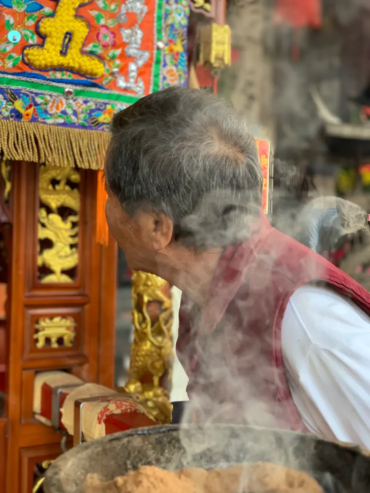 香煙裊裊上天聽，時隔五年，烏絲白髮，還能幾回。