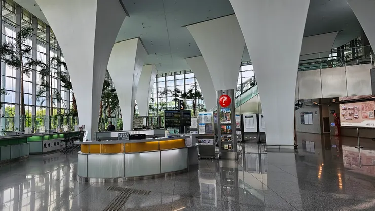 這是高鐵彰化站!超美的對不對?白色的主體支撐柱頗有中東建物風情!