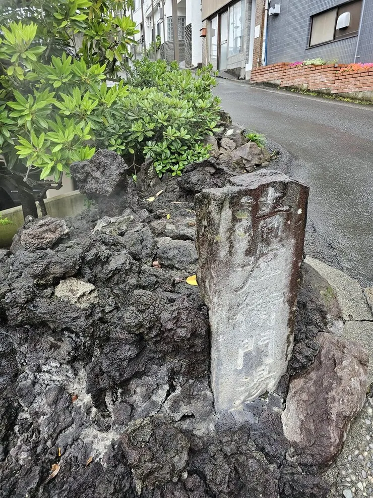 清左衛門湯，旁邊的牌子說是因為有一個名叫清右衛門的人掉進了這個溫泉中才因此得名，感覺有點可憐