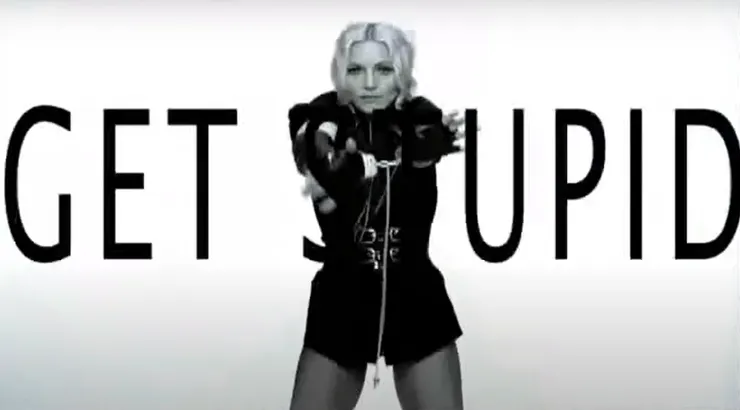 【變笨吧 (Get Stupid)】原版音樂錄影帶，只有瑪丹娜一人獨自現身