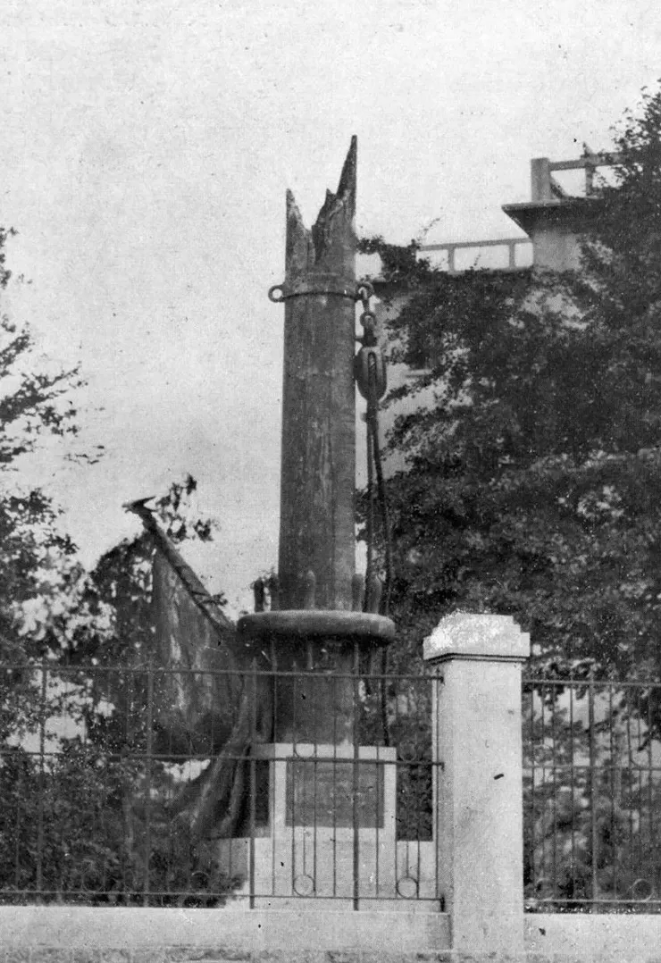 1896年在中國外海沈沒的德國軍艦伊爾底斯號紀念碑,碑體取自該船折斷的桅杆(圖片來源:上海市檔案館)