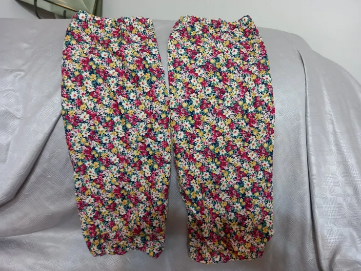 袖套，我將２頭的鬆緊帶都做一樣寛的，免得每次拿起來還要找上下／作者攝