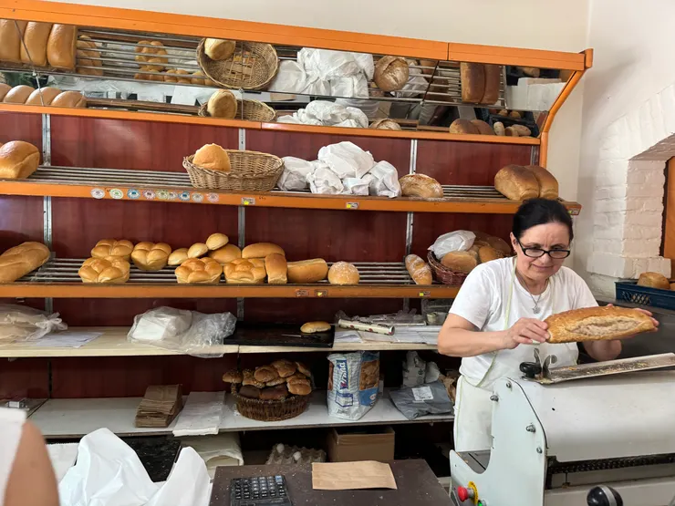 街上到處都是散發迷人香氣的麵包店, 價格超親民,一顆$1-2歐元