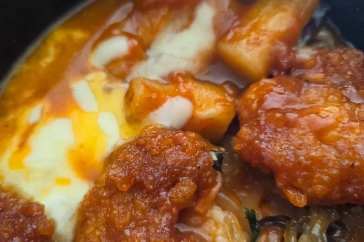 融化的美味起司和韓式辣炒年糕