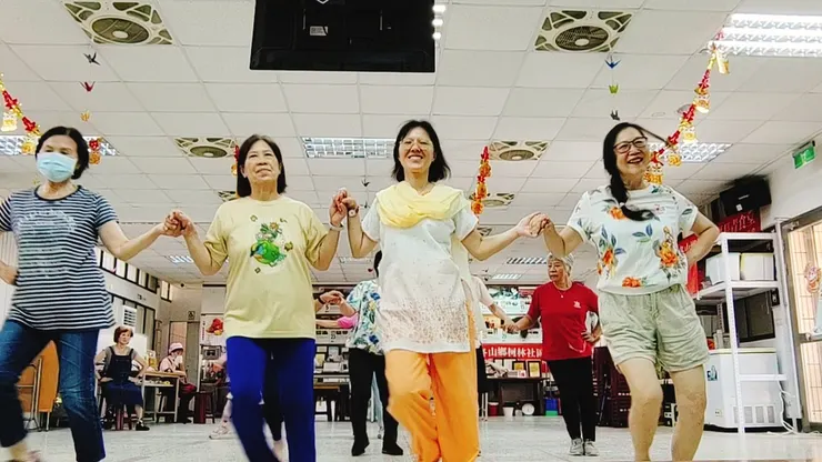 🖼 來~今天的課堂側拍,笑得像真的在戀愛一樣吧?