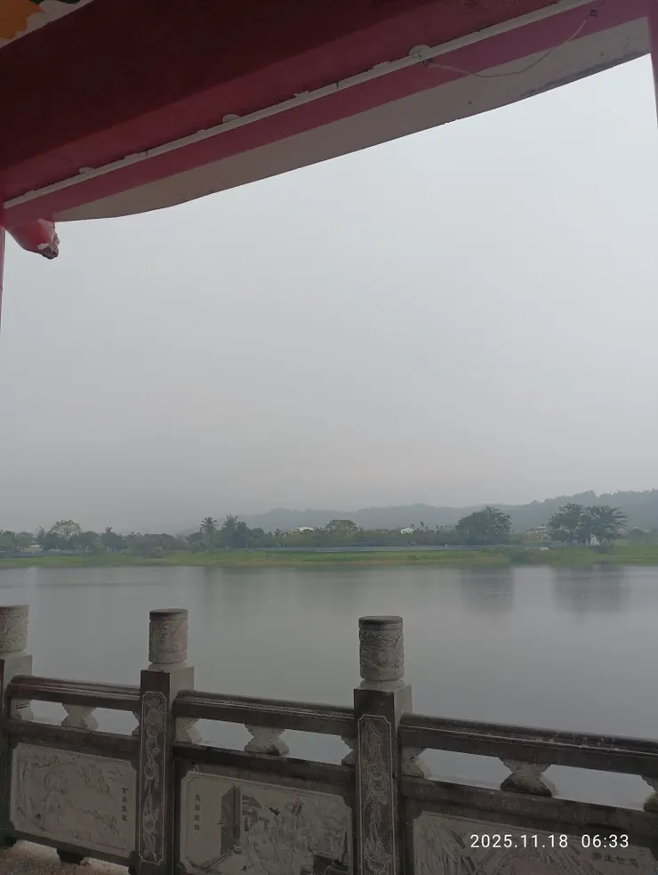 湖上疏雨伴倚欄