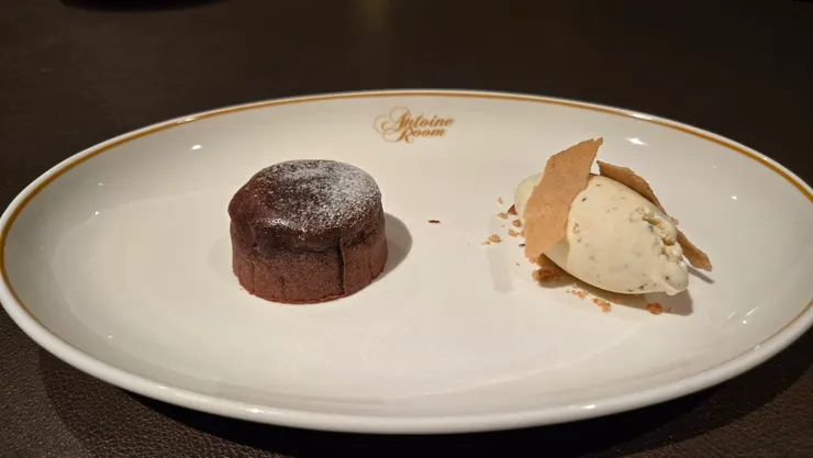 熔岩蛋糕與松露冰淇淋