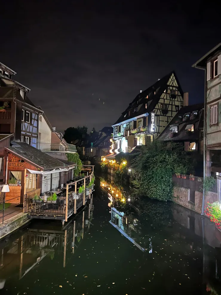 走出民宿1分鐘，來到橋上看小威尼斯運河