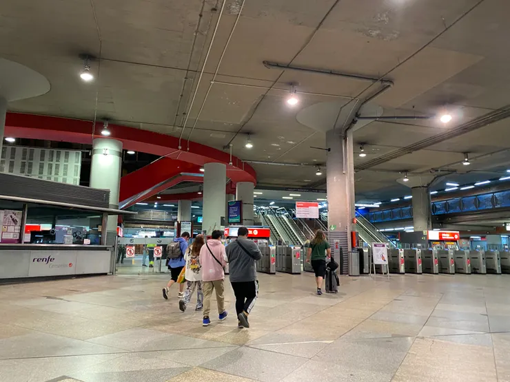 車站人員也在等我們出站要休息