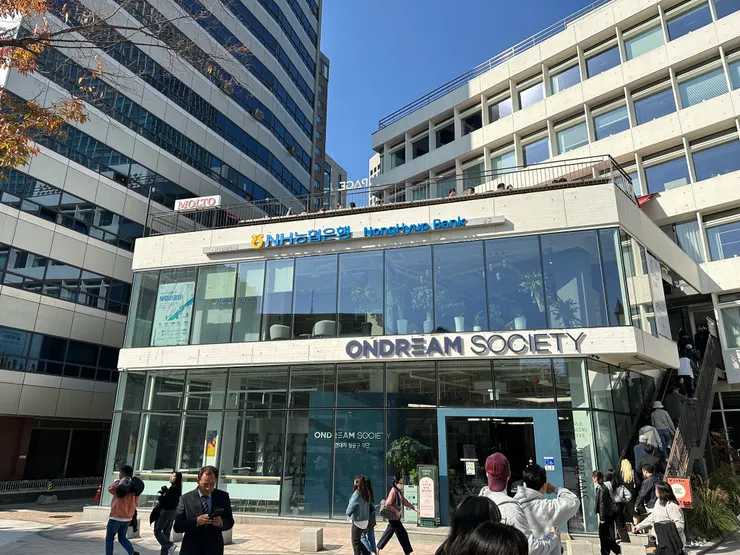 位於NH農協銀行樓上的半露天咖啡廳