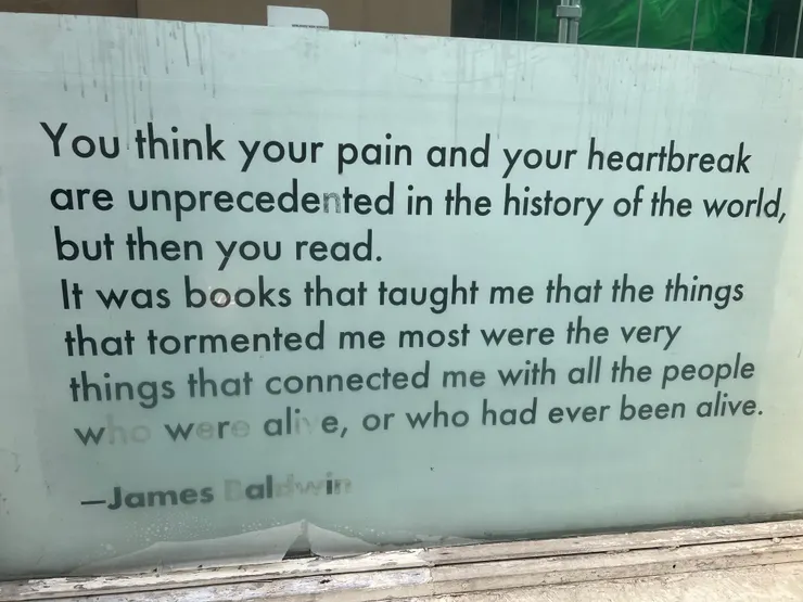 書店後方出口牆上一段話