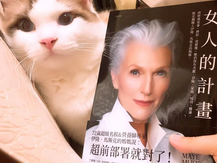 胖咪表示: 她也是我偶像啦，有看出我和她合照時的害羞眼神嗎？但照完相要給我吃罐頭喔!