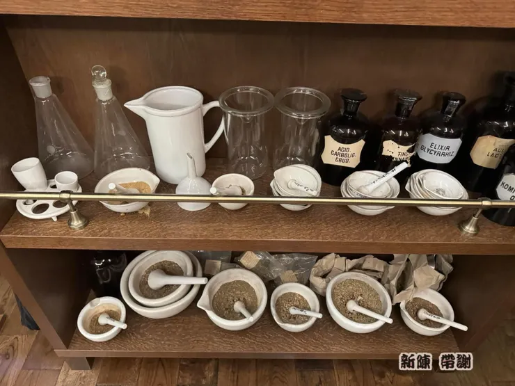 藥店免費提供了不少止痛藥、消毒藥水、麻醉劑、鎮靜劑等。 潘基維茲藥師也會偷偷給予老人染髮劑， 讓他們得以偽裝隱瞞身分， 或是給予孩童鎮靜劑，以幫助他們能安靜躲藏。