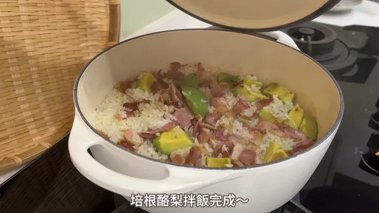 同時品嚐到柔軟酪梨和酥脆培根的雙重口感