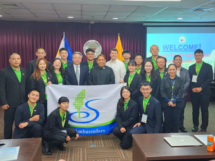 團員們與菲國眾議員合影