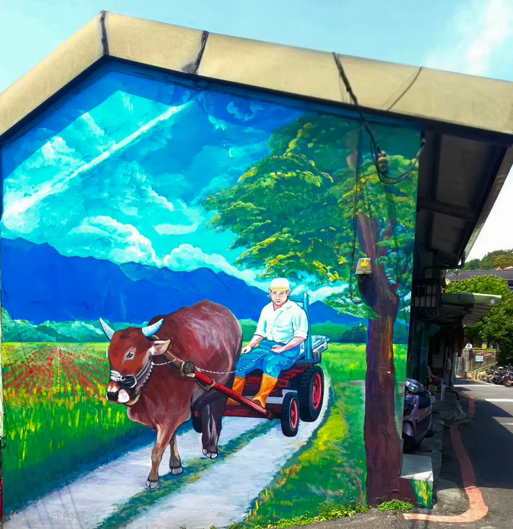 (老牛拖車)  遠方傳來「哞——」的聲音，大水牛拖著牛車漫步走在田埂上。工作了一天，老牛和老農都累了，但看著天空中藍藍的天、白白的雲，回家的腳步變得輕快多了。