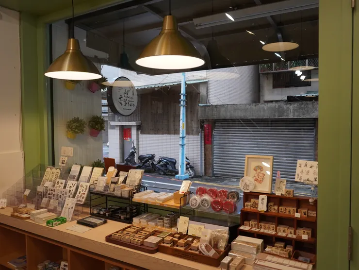 由內向外拍攝牽筆文具社的招牌。