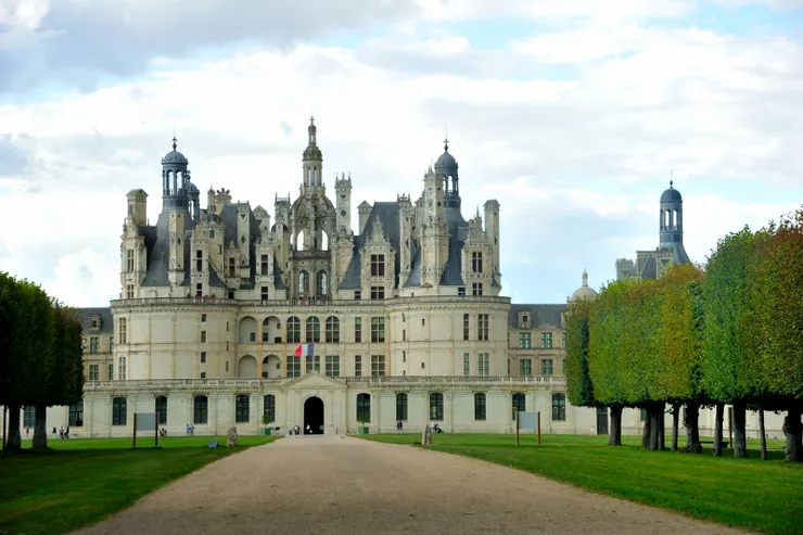 【香波爾樓塔如雲環繞著皇家獵場 文藝復興君主法蘭索瓦一世開創！初到時烏雲蔽日，光影平淡。】