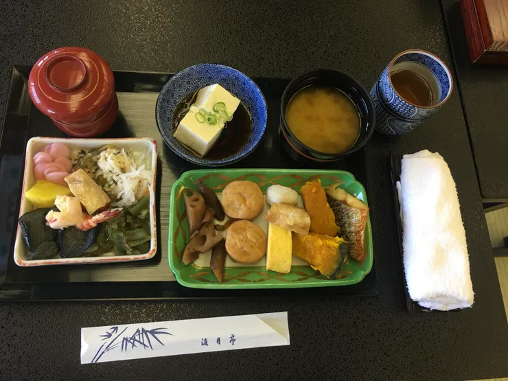 作者在溫泉旅館一吃難忘的粉紅漬物，您能找到嗎？（作者拍攝）