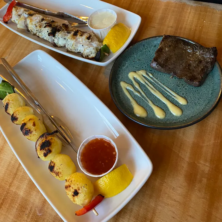 左上不知道烤什麼魚、右上鯨魚排、左下烤馬鈴薯球