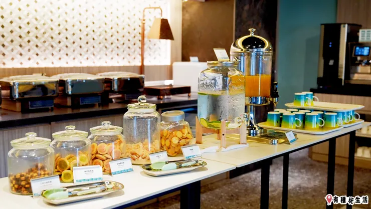 午茶點心～很多懷舊餅乾！還有果汁咖啡～