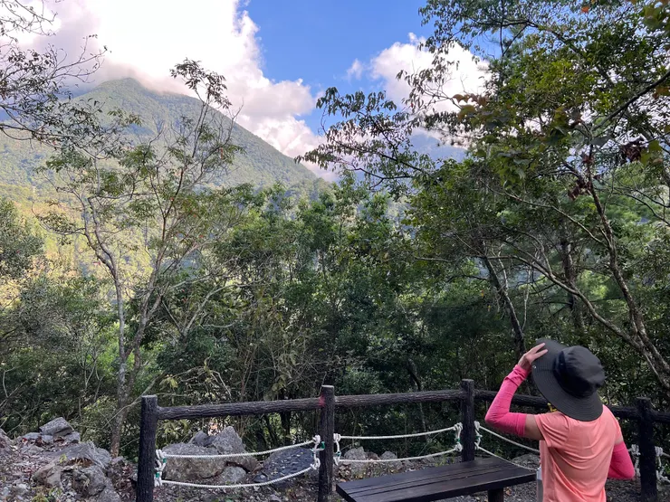 藍天白雲青山紅葉
