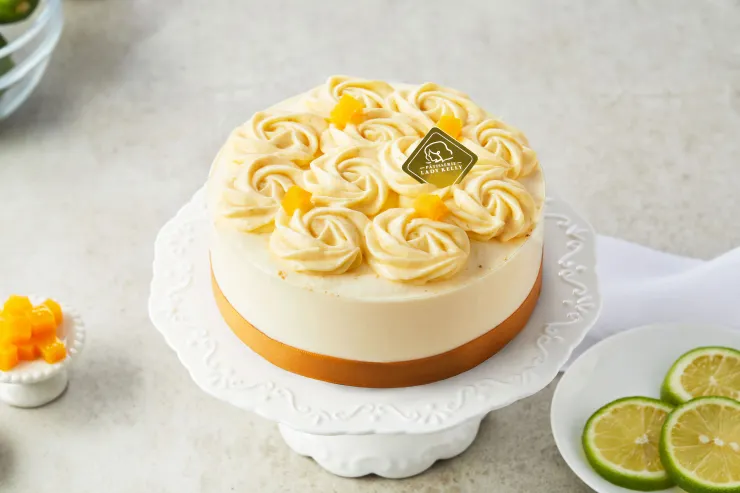 擁有6種層次內餡，堆疊出清新自然的檸檬香氣，細緻柔順的清爽風味，令人吃一口就上癮的人氣甜品。（資料來源：LADY KELLY）