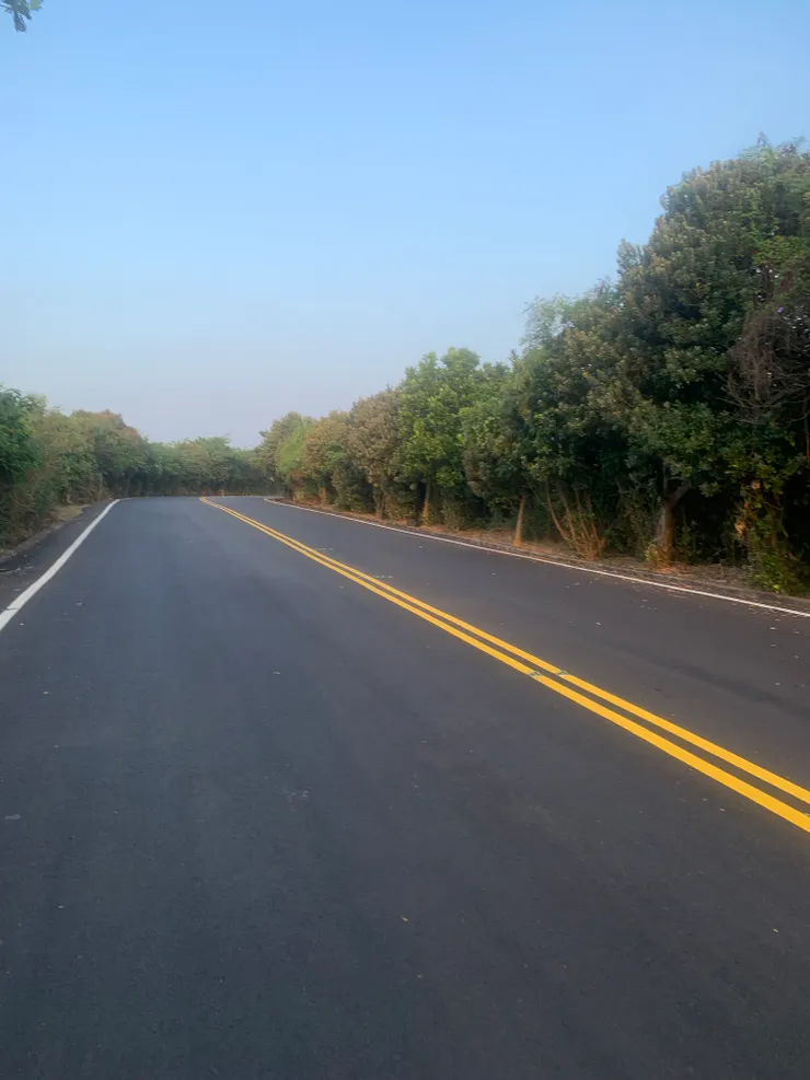 又寬又大的路搭配前方的曙光，很享受。