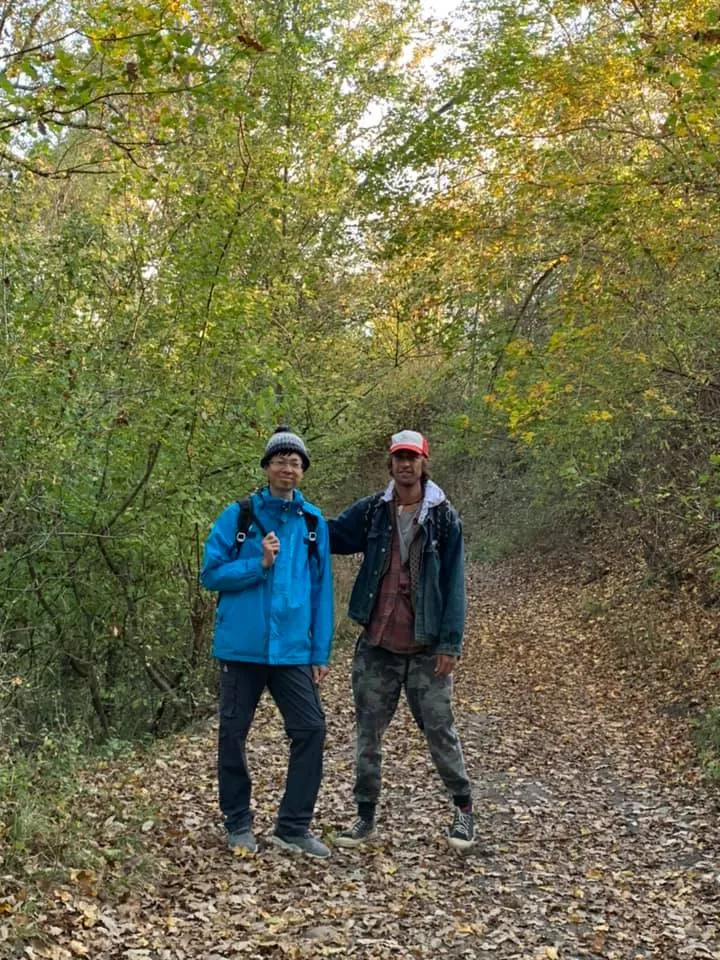 穿過樹林小徑可以抵達廢棄工廠