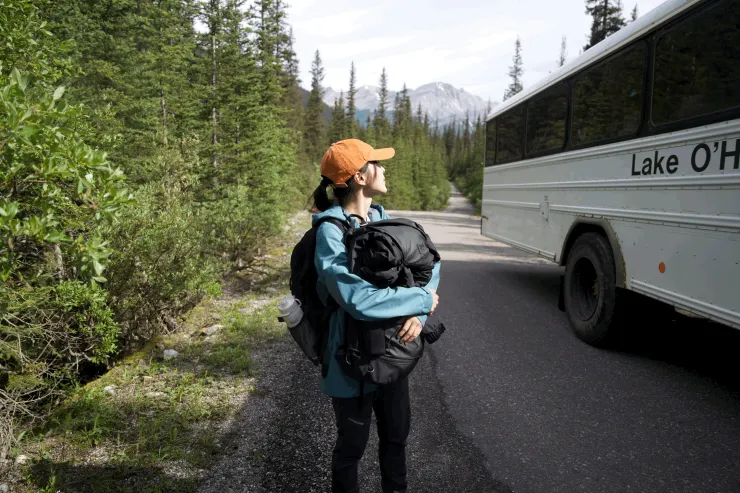 筆直的fireroad上，很偶爾的看見接駁車緩緩開過。