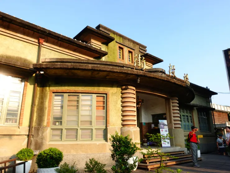 校長講述街役場的建築特色~仿歐洲晚期文藝復興戲院式樣