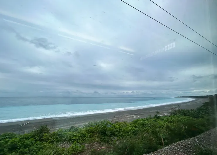 圖01 08:40望出窗外觀看秀林鄉的海邊，可看到天氣已轉晴