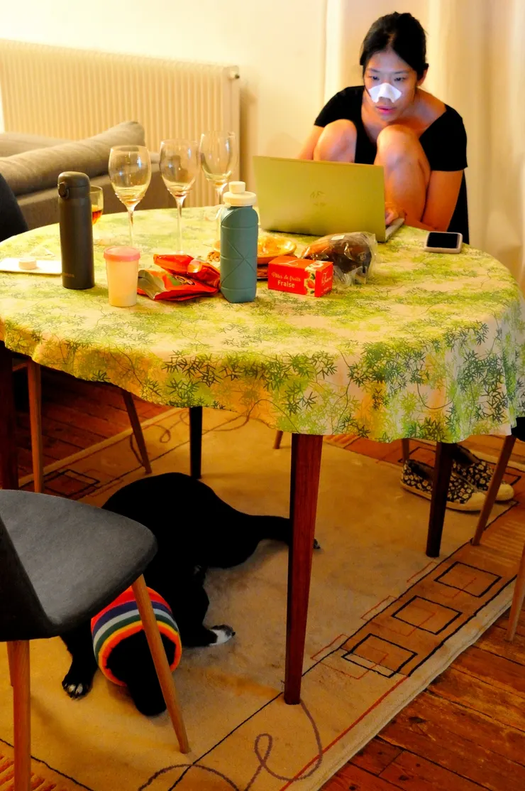 【睡前寧靜的夜晚,人與狗,略相似。】