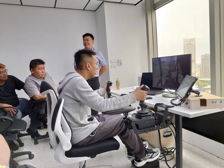 川連國際同步引進伐竹機模擬實機訓練課程。圖/川連國際提供