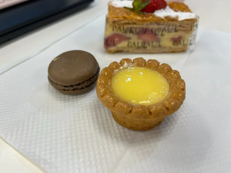 巧克力馬卡龍、草莓千層派、蛋塔？起司塔？