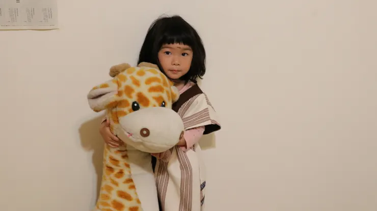 禾看到我穿有圖騰的洋裝,問我要去學校上課嗎?然後從法的衣櫃拿族服出來穿。還沒拆的縫線加上族服、長頸鹿,似乎帶點小桑的氣息。