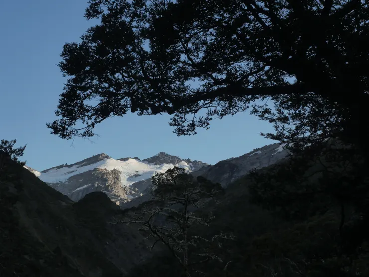 初秋，高山上是積年未融的靄靄白雪。