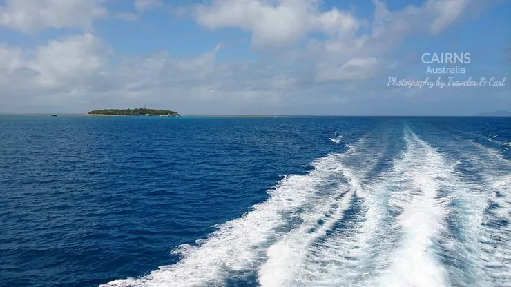 行駛在前往大堡礁海上，駛過的浪花如同走過的足跡