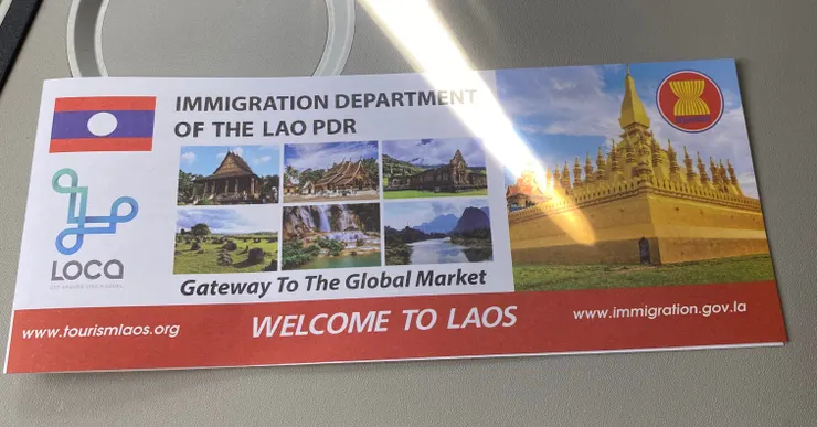 寮國入境表格,展開後一半是入境資料、另一半是出境資料,都會需要填寫,入境時移民官會收走,但請注意出境時查驗也會看離境的那一半,所以萬一在入境時已經被收走,記得要再填一張,不然排到移民官面前時會被退貨><