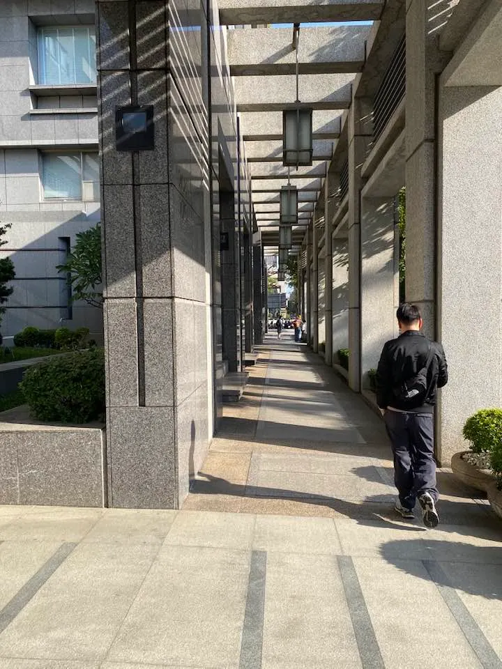 手機充了電，人也充夠電，迎向下週的工作