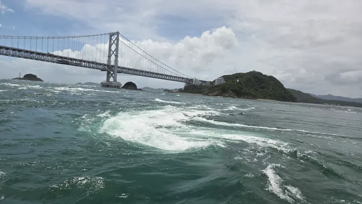 鳴門漩渦 Naruto xuán wō,我們買了渦潮汽船+鳴門大橋渦之道套票,從海上和空中觀賞世界最大規模的漩渦