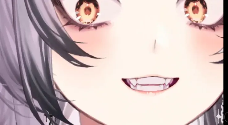 看看那個牙齒，是不是就很可疑！說她是人類我才不相信！