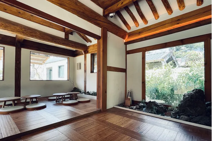 第二棟建築保持古宅原有構造,內部座位完全為席地而坐,坐在地上喝咖啡,欣賞窗外中庭美景,別有一番感覺。