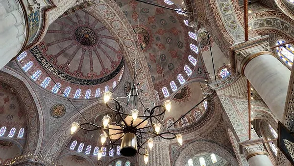 藍色清真寺內部樣貌。偷偷說，因為脫鞋加上空氣不流通的關係，實在不宜久待。