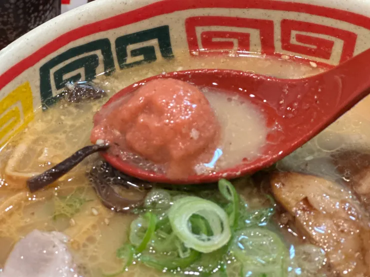 另一項是特製明太子球，狀似雪糕球，混入湯底中以吊味，食客能夠按喜好調味，個人覺得搗散後的確更惹味！