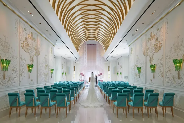 台北文華東方酒店位於八樓、專為新人舉辦婚禮儀式的「文華閣」，挑高21公尺的宏偉圓頂空間，邀愛侶們沈浸體驗執手相伴的浪漫儀式感