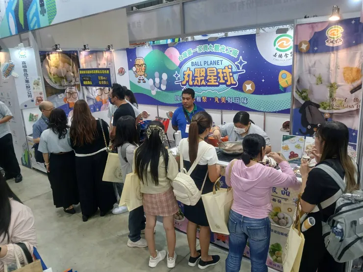 ▲&nbsp;把握每次推廣機會，嘉楠食品多次參與國內外大型國際食品展，積極與消費者交流，行銷自家品牌「跳伯貢丸」。（圖／嘉楠食品提供）