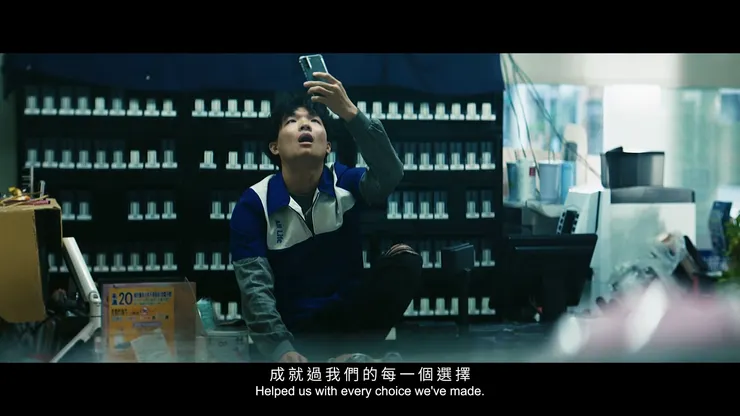 我們之前有做過防災物資搶購的影片，看到後面貨架全空，香菸、酒精類會是很好的以物易物媒介唷