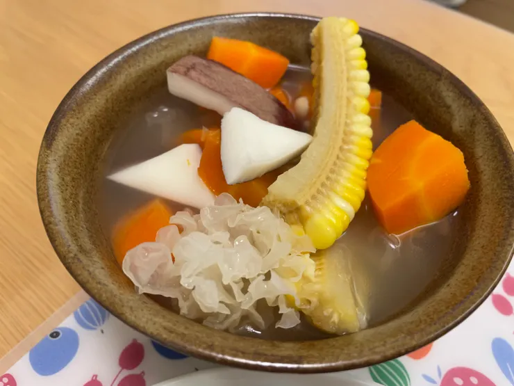 清潤的雪耳椰子湯，配上最愛的玉米紅蘿蔔，已十分清潤。（作者拍攝）